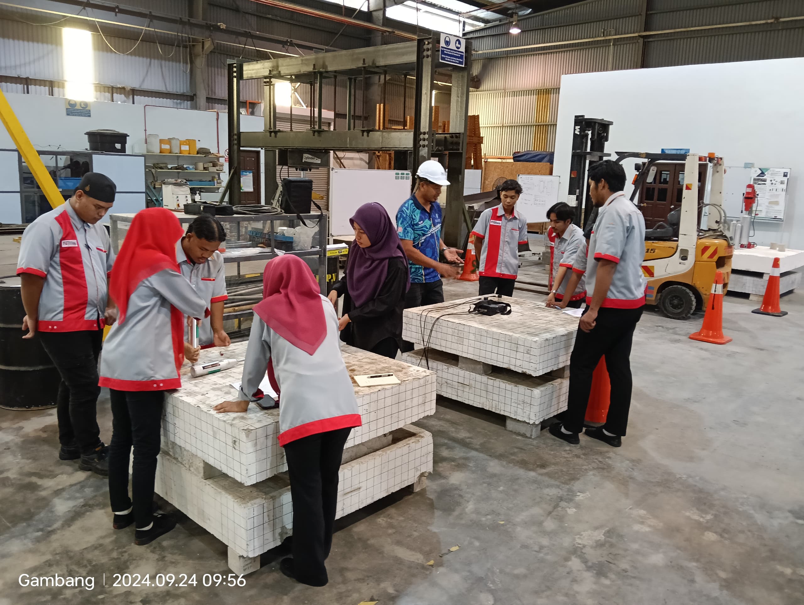 Pelaksanaan Kerja Amali (Pengujian) untuk Kursus DCA 1013 - Building Materials Technology Bagi Pelajar Program DVM Teknologi Pembinaan Kolej Vokasional Kuantan di Makmal Konkrit & Bahan FTKA pada 24 September 2024